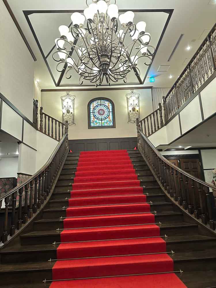 大階段でフラワーシャワーも可能とのことでした、