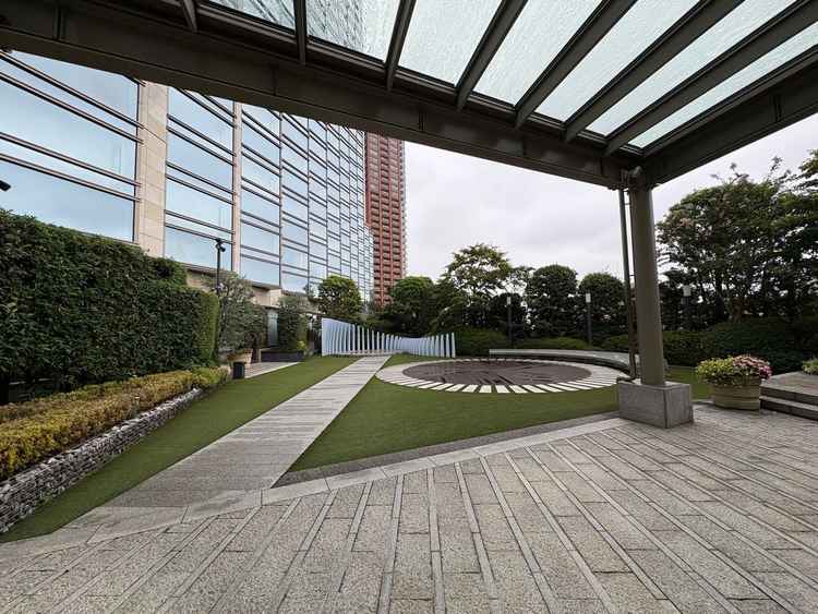 チャペル外の広場。空も広くていい