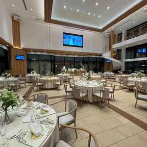 中人数規模の挙式会場。オープンキッチンになっていた。　色合いも好みでした。