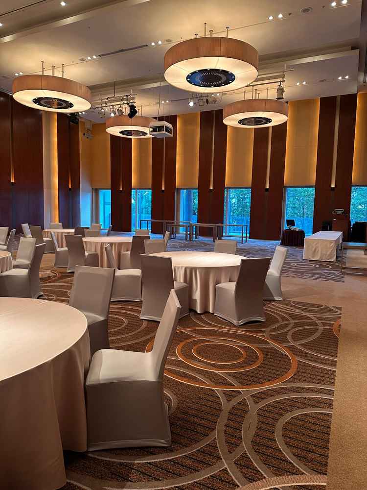 当日、使用を予定している会場で、片側に窓があり、そこから自然光と緑が入ります。