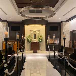 チャペルを正面から見た写真です。クラシカルで格式のある雰囲気で落ち着く印象でした。