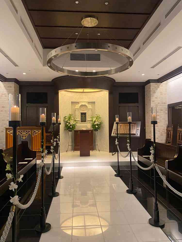 チャペルを正面から見た写真です。クラシカルで格式のある雰囲気で落ち着く印象でした。