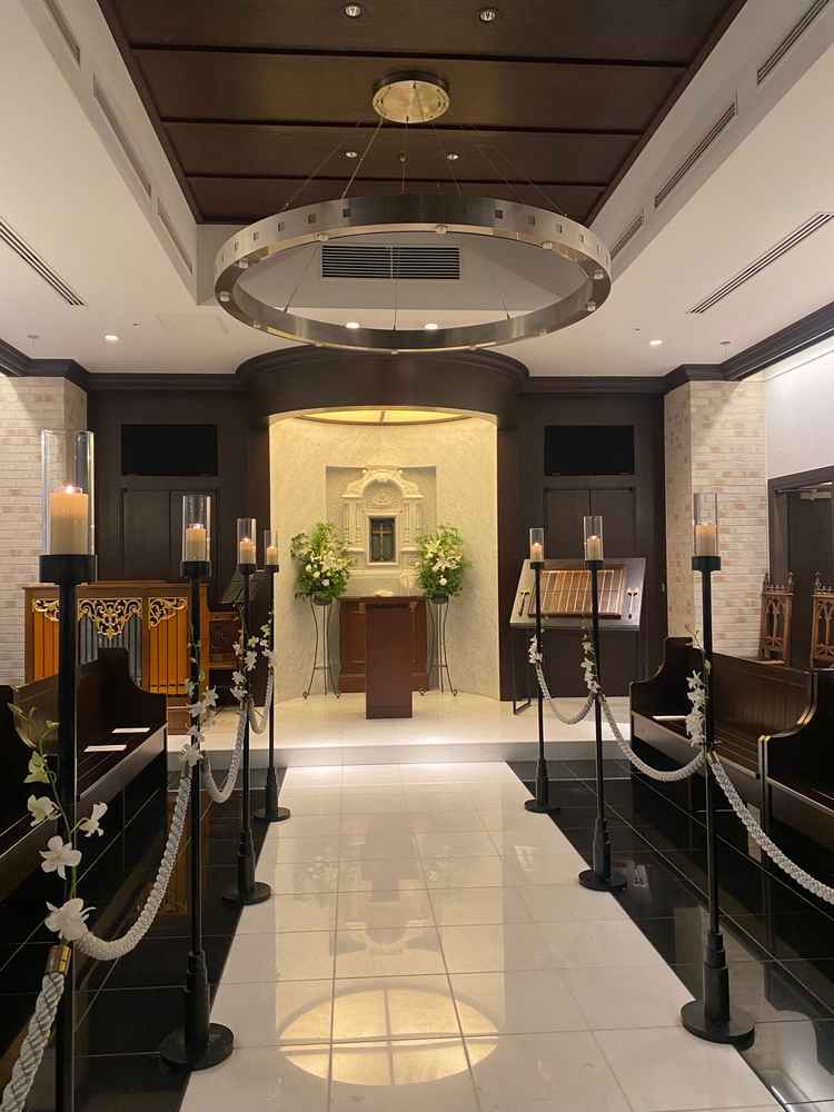 チャペルを正面から見た写真です。クラシカルで格式のある雰囲気で落ち着く印象でした。