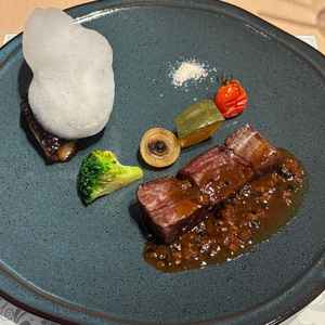 料理がおても美味しく、この前にいただいたかぼちゃのスープとパン、4種のバターも特に美味しかったです。