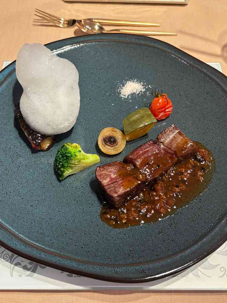 料理がおても美味しく、この前にいただいたかぼちゃのスープとパン、4種のバターも特に美味しかったです。