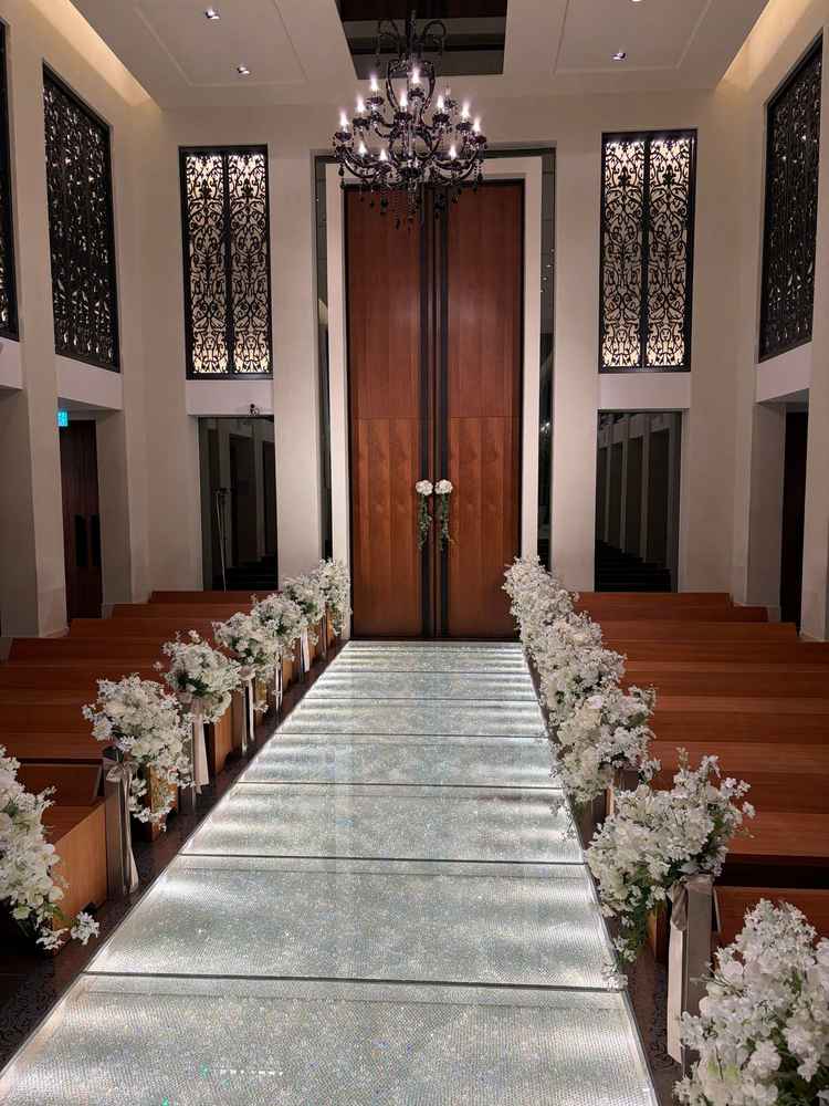 バージンロードのきらめきがとても素敵なチャペル。ドレスが綺麗に映えそうです。