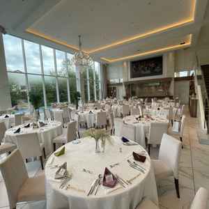 1階の披露宴会場です。真っ白かつガーデンとのコントラストが美しかったです。