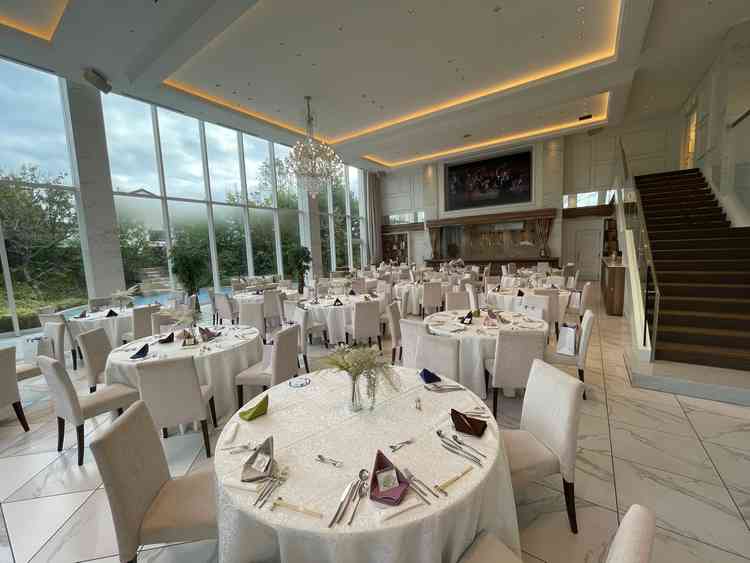 1階の披露宴会場です。真っ白かつガーデンとのコントラストが美しかったです。