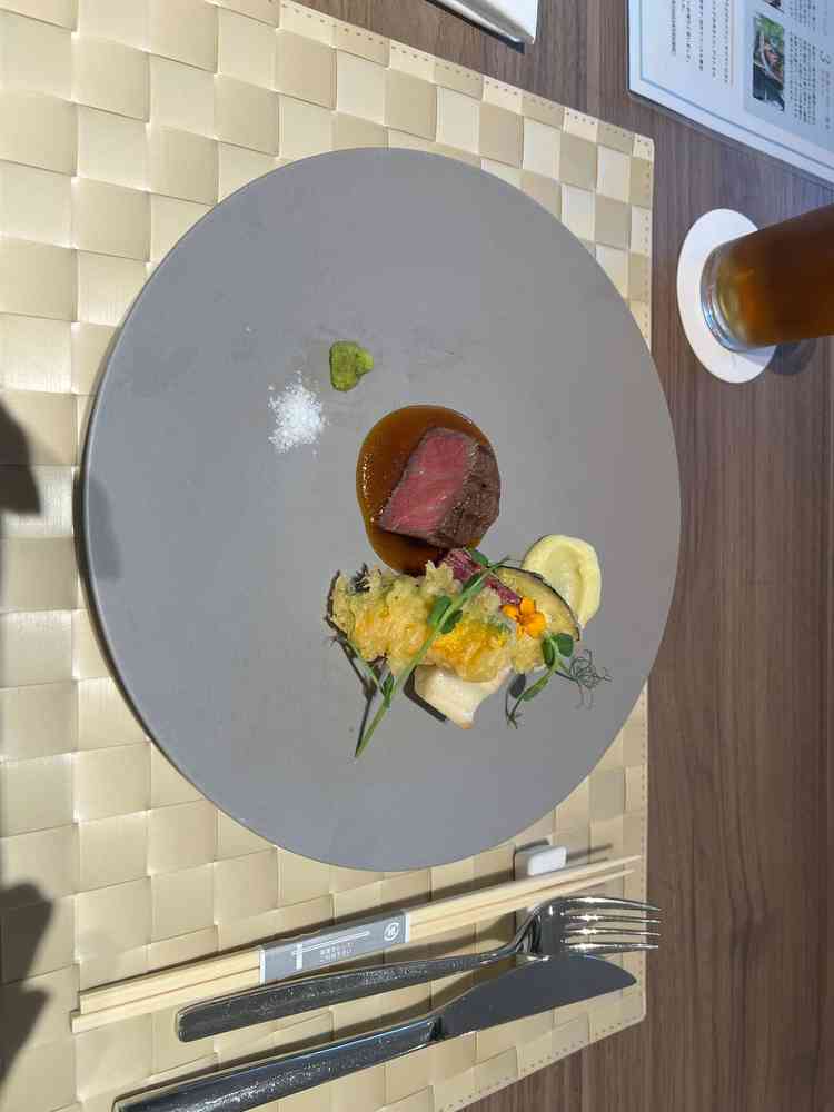 試食。黒毛和牛はもちろん、野菜もとても美味しかったです。