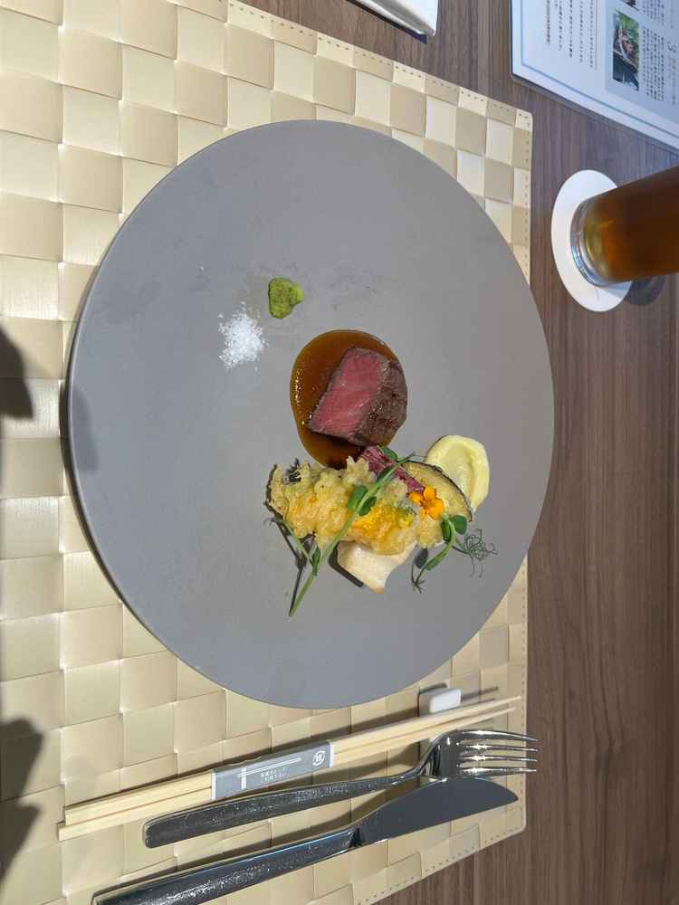 試食。黒毛和牛はもちろん、野菜もとても美味しかったです。