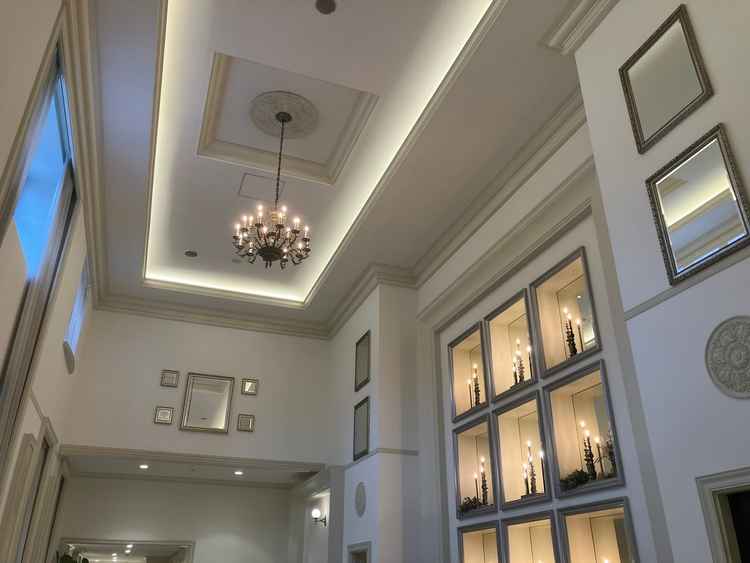 ロビー。天井が広く開放感がある。