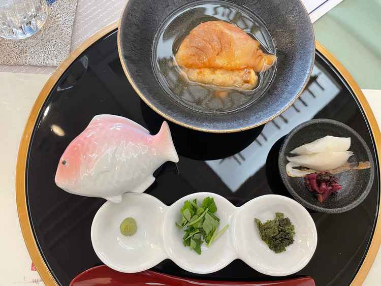 試食会でいただいた鯛茶漬け。神社に奉納されているお米の上に大振りの鯛が乗っており、出汁でいただいた。