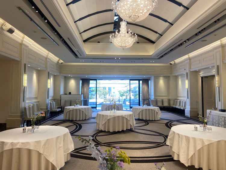 立食パーティー用のため椅子なし、テーブル数も少なめでしたが、会場は広めです！