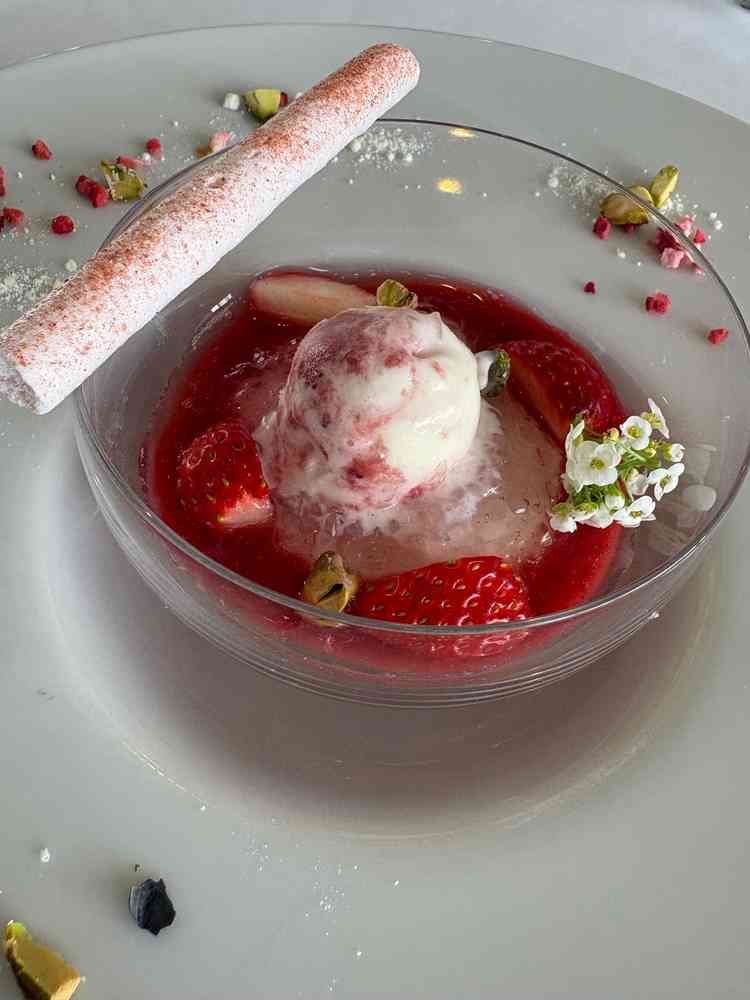 試食会のデザート。苺とピスタチオの組み合わせが意外で美味しかったです。