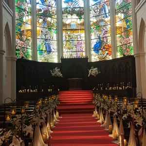 天井が高く、ステンドガラスも幻想的で感動的でした。写真で見るより横幅はコンパクトでしたが、十分な聖堂