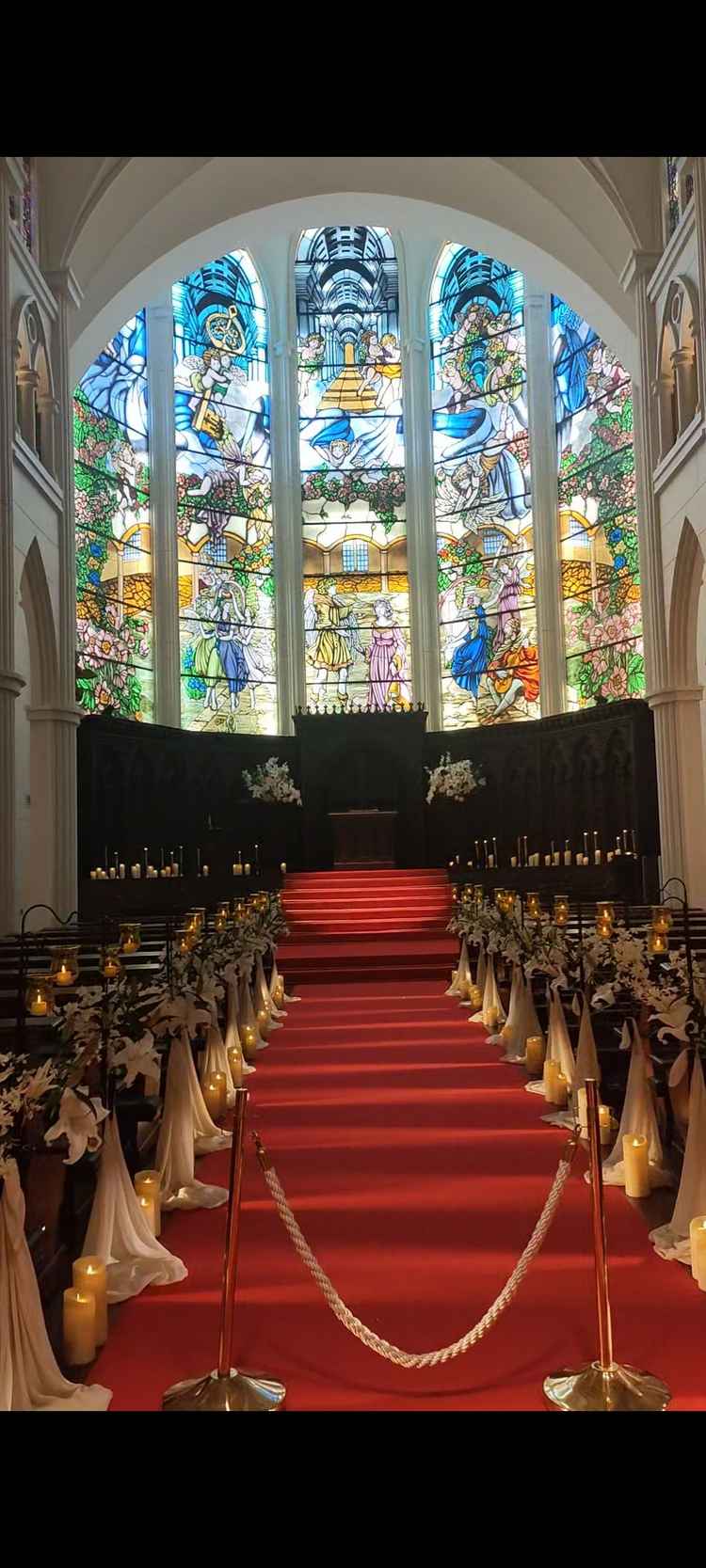 天井が高く、ステンドガラスも幻想的で感動的でした。写真で見るより横幅はコンパクトでしたが、十分な聖堂