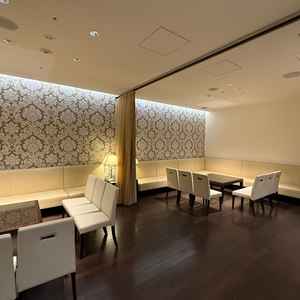 B1親族控室。広さはそこまでない。また待合室にに直通している。真ん中の仕切りはカーテン。