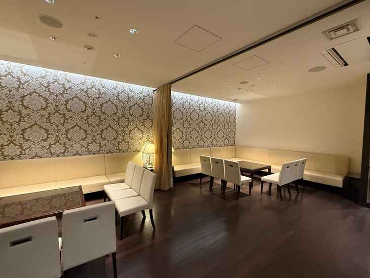 B1親族控室。広さはそこまでない。また待合室にに直通している。真ん中の仕切りはカーテン。