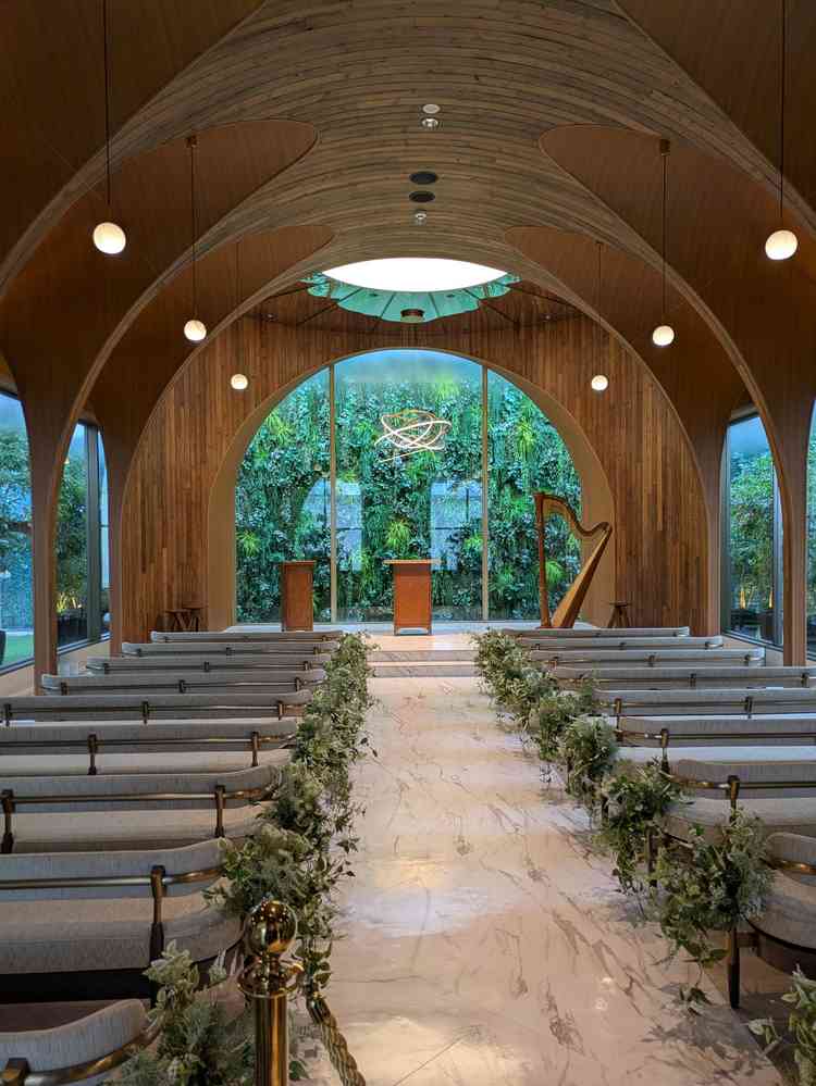 チャペル。写真で見てた通りの印象で入口近くのサイドは鏡で広く感じる。天気が良いともっと素敵だと思う。