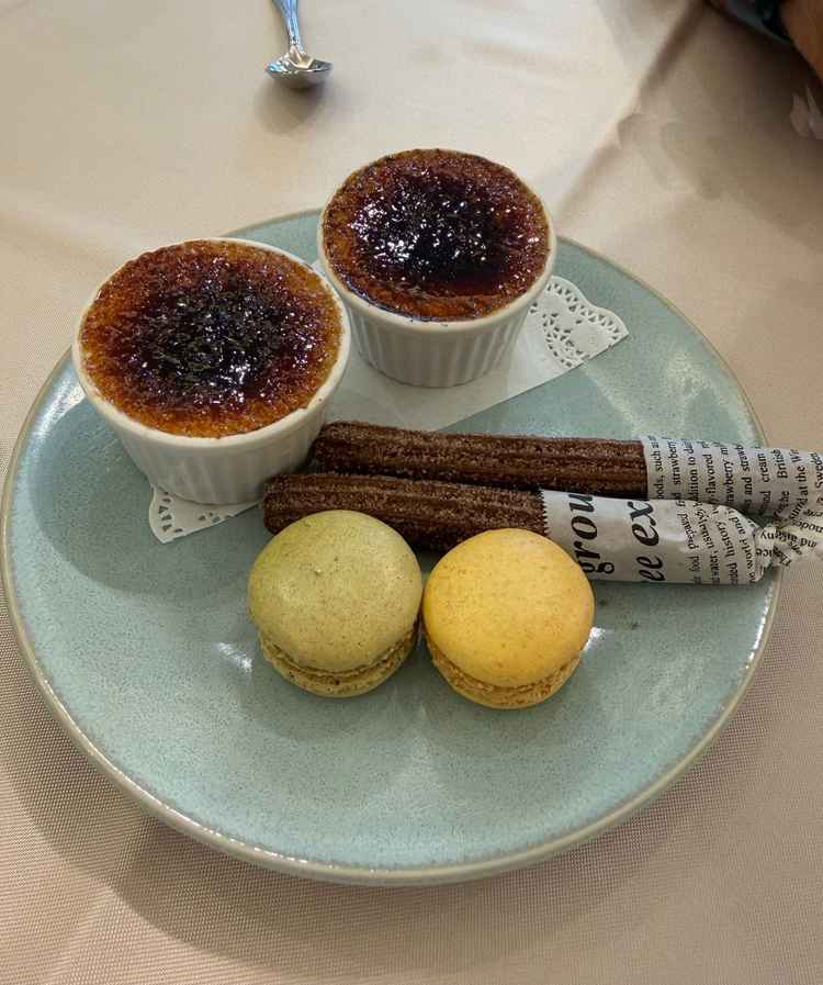 オプションで付けられるスイーツビュッフェの試食。どのスイーツもクオリティが高かったです。