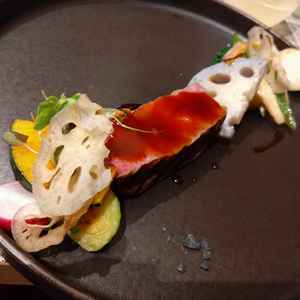 試食でいただいたお肉料理。周りのお野菜の彩りもよく、お肉もとても柔らかく美味しかったです。