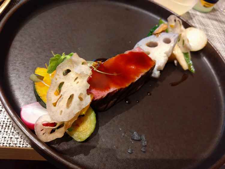 試食でいただいたお肉料理。周りのお野菜の彩りもよく、お肉もとても柔らかく美味しかったです。