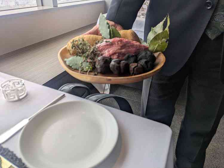 料理の試食の際に見せてもらった使用する食材たち、料理はどれも美味しかった