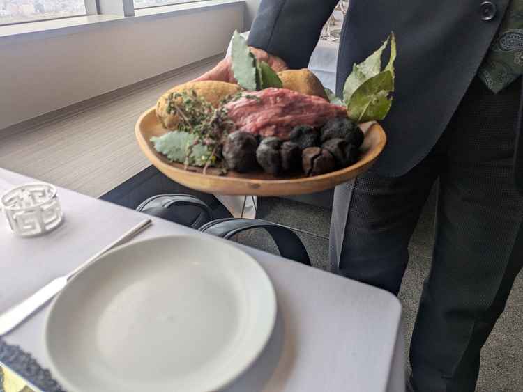 料理の試食の際に見せてもらった使用する食材たち、料理はどれも美味しかった