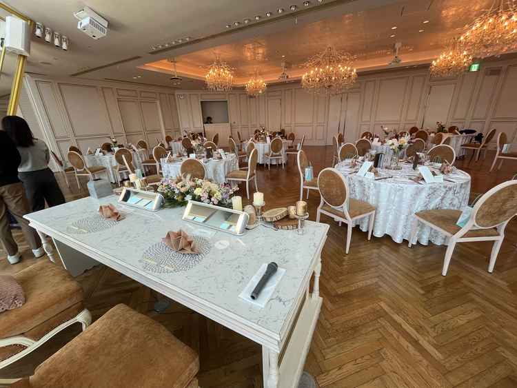 披露宴会場の写真です。広々しており、背面は大きな窓があり眺望が抜群でした。