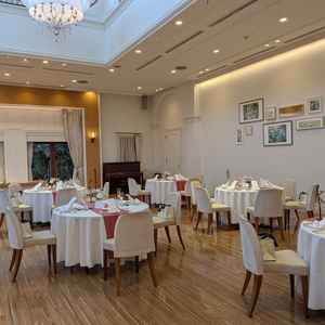 式場は天井が高く、周辺の緑をうまく取り入れたナチュラルな雰囲気が印象的でした。