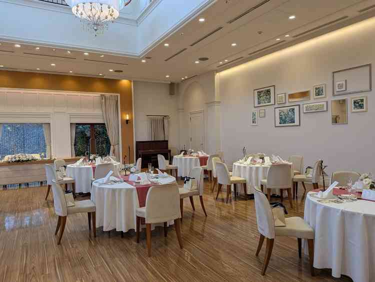 式場は天井が高く、周辺の緑をうまく取り入れたナチュラルな雰囲気が印象的でした。