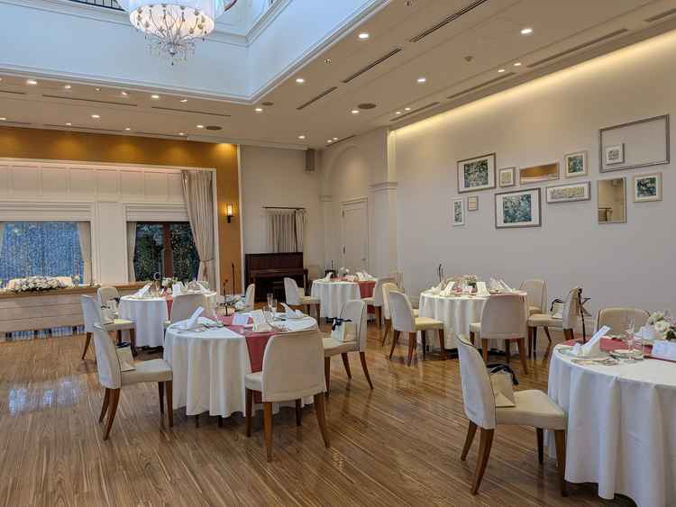 式場は天井が高く、周辺の緑をうまく取り入れたナチュラルな雰囲気が印象的でした。