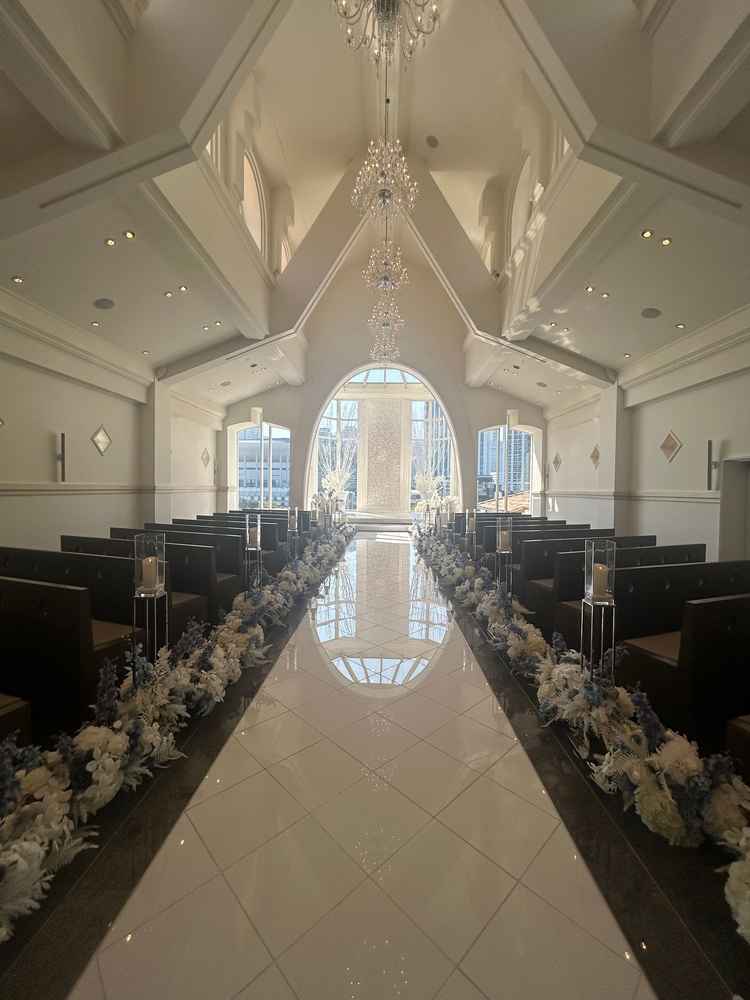 光が反射して幻想的なバージンロードは、シルエットが凄く綺麗に見えそうで素敵でした。