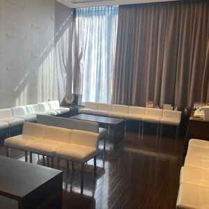 親族の待合室。シンプルで話しやすそうな空間。