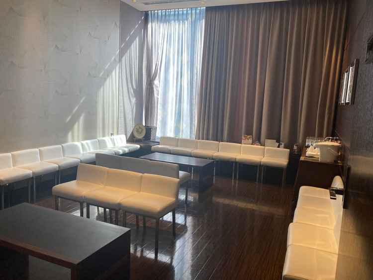 親族の待合室。シンプルで話しやすそうな空間。