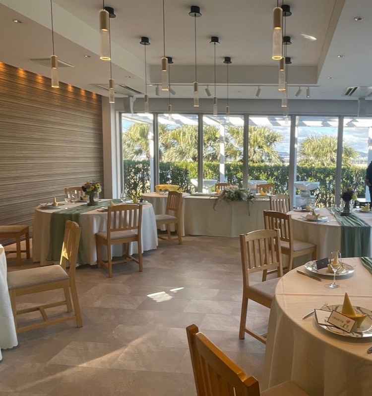 小さい方の食事会場。少人数の予定だったのでこちらの方が好みだった。貸切の一棟ヴィラのようで特別な空間