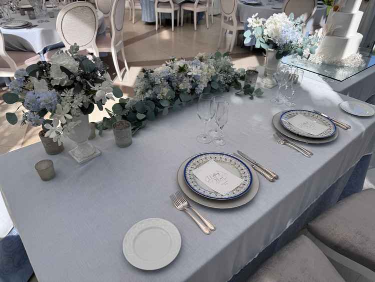披露宴会場ブルードアのテーブル装飾