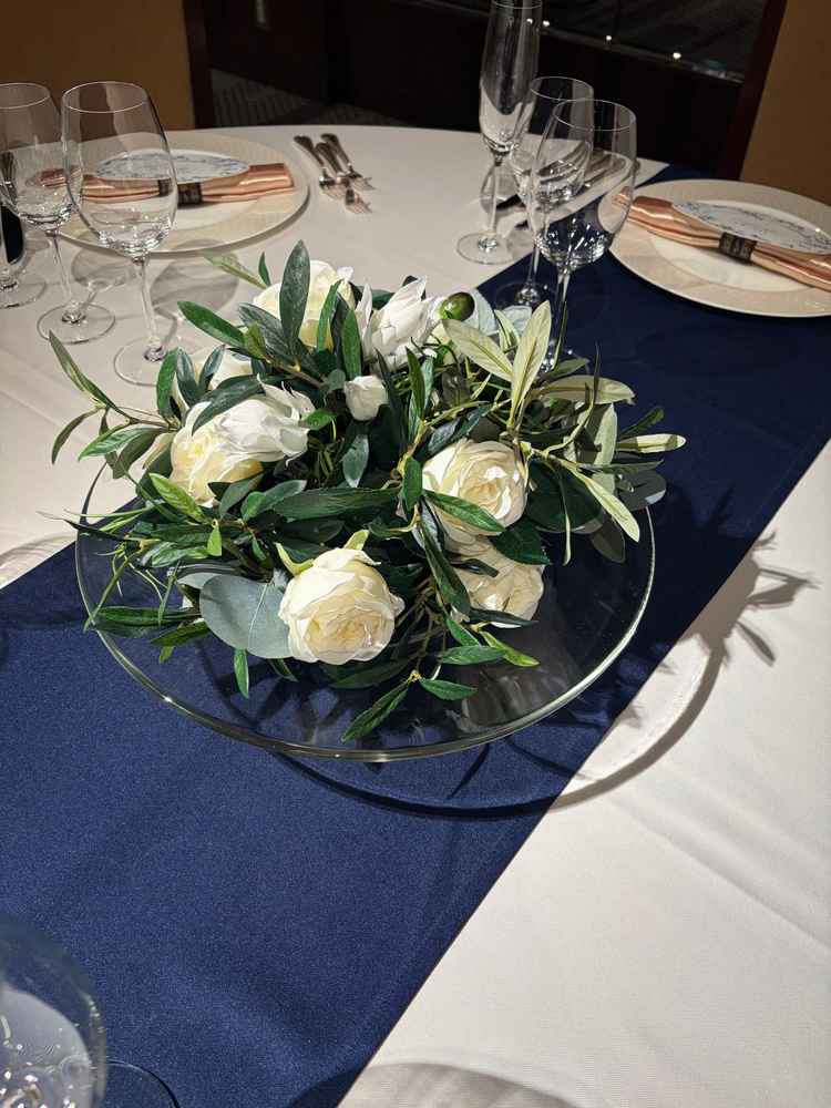 披露宴会場のテーブルの花、シンプルでも映える