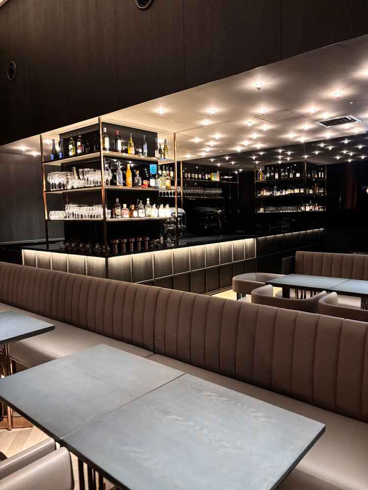 ゲストの待合室です。全体的に黒でまとめられていて、シックな雰囲気です。