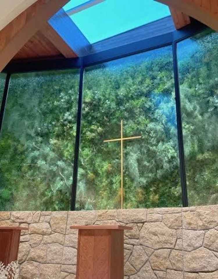 チャペルは緑が感じられ、天井から光が差し込む構造になっており、自然の雰囲気を感じられました。