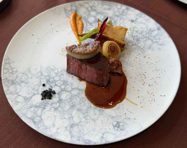 メインのお肉料理。グリル野菜は彩りが良いので目で見ても楽しめます。