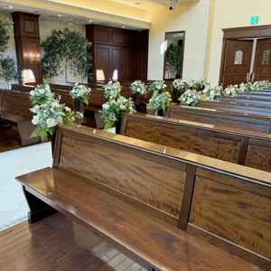 チャペルの、木の茶色と植物の緑色がとても素敵でした。