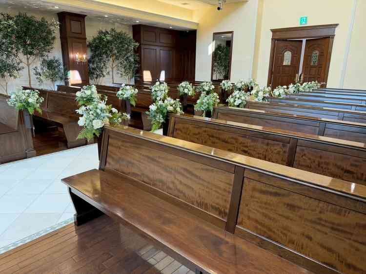 チャペルの、木の茶色と植物の緑色がとても素敵でした。