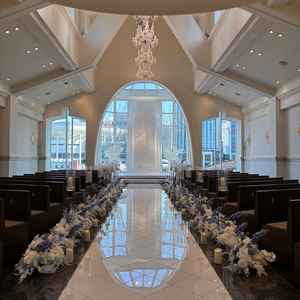 自然光が入るチャペルが魅力的でした。また、大きさも写真より実際の方が広く感じました。