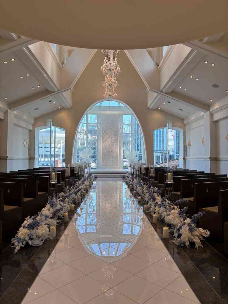 自然光が入るチャペルが魅力的でした。また、大きさも写真より実際の方が広く感じました。