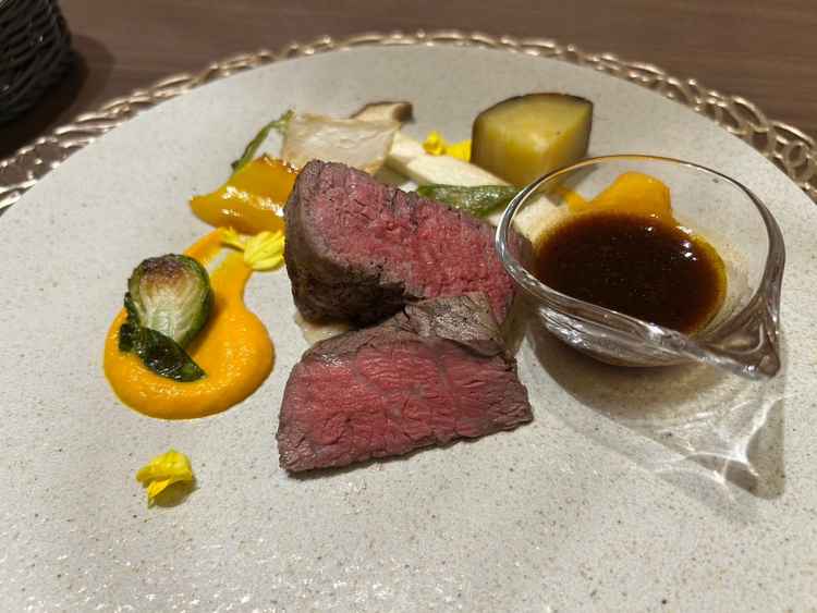 独自のアルモニービーフを試食しました。とても柔らかく美味しかったです。