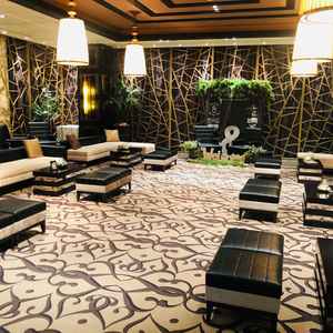 待合室、すごく大人でシックな印象。とても広くて、落ち着けます。