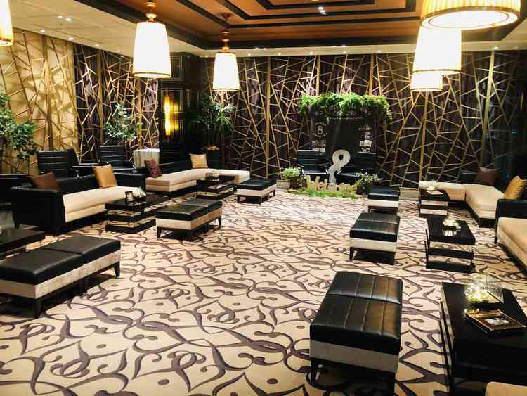 待合室、すごく大人でシックな印象。とても広くて、落ち着けます。