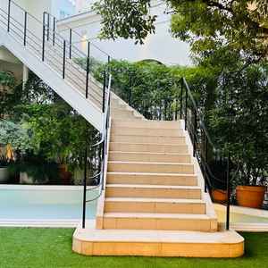 お庭のプールと階段。憧れの階段から登場の演出ができる。