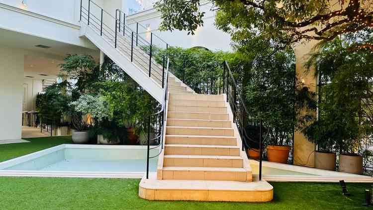お庭のプールと階段。憧れの階段から登場の演出ができる。
